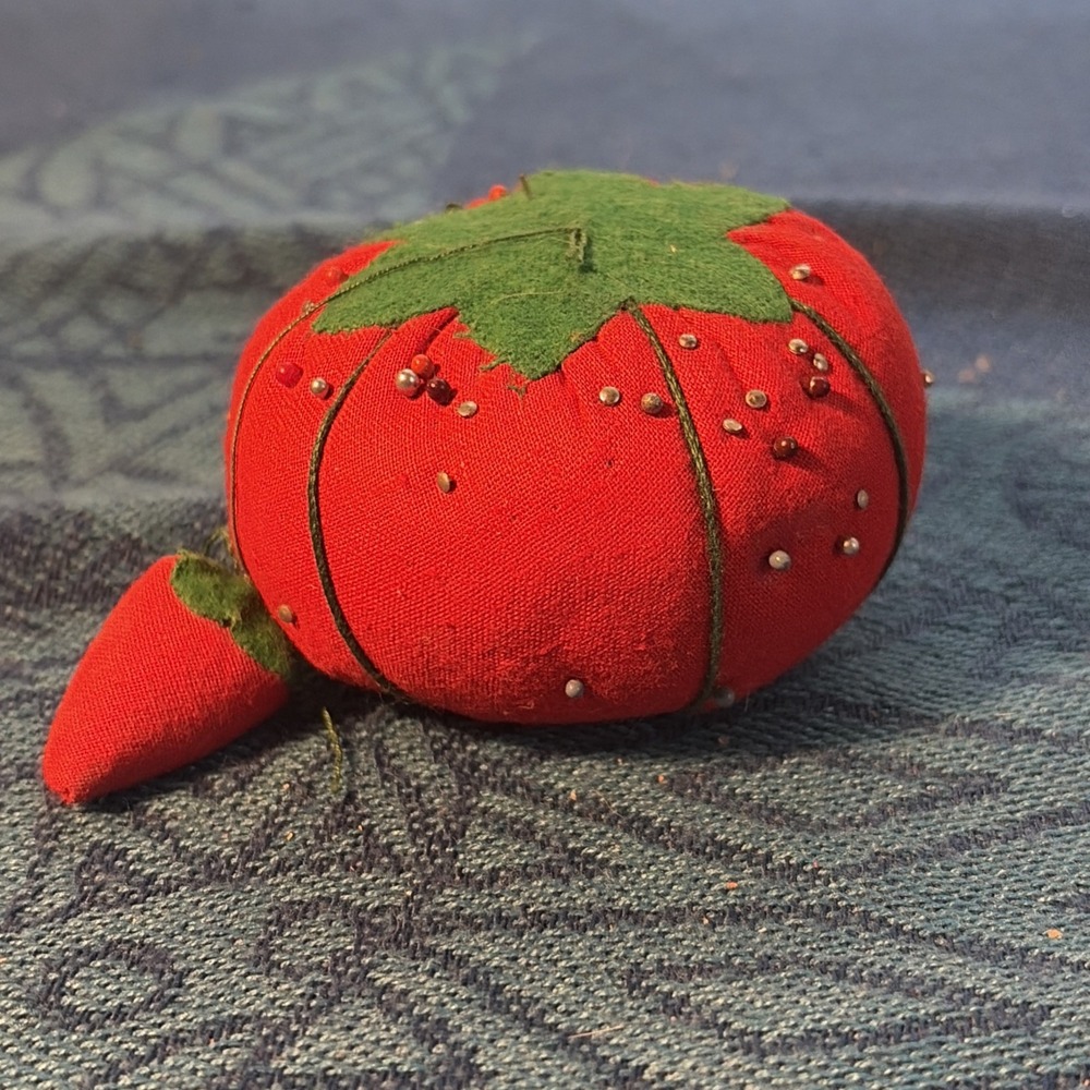 VTG Red Tomato/Strawberry Fabric Pin Cushion Great Condition
